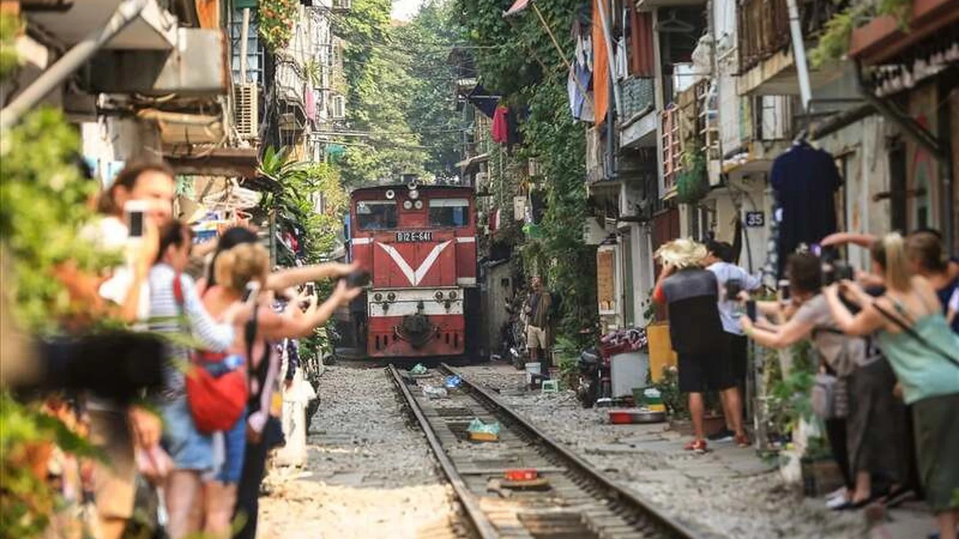 Hanoi Train Street 2026: A Local Review Guide to Cafes, Prices, Schedules & Safety