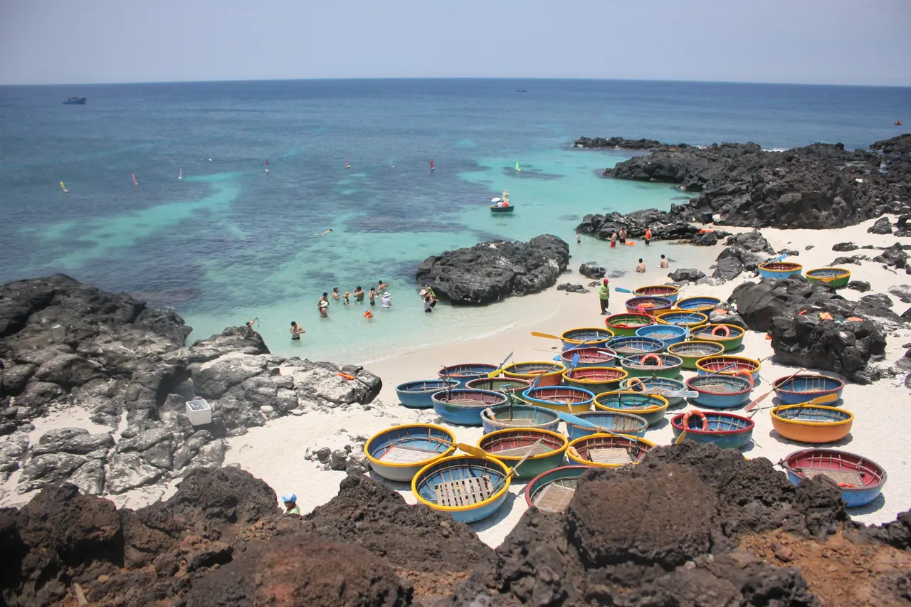 Clear blue beach water on Đảo Bé, the small island off Lý Sơn